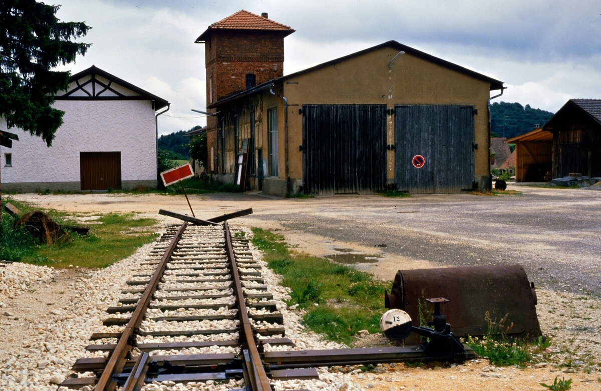 Bei der Härtsfelbahn lagen zu dieser Zeit (1988?) nur einige wenige Schienen vor dem früheren Lokschuppen in Neresheim, sie führten noch nicht weiter über das Areal hinaus. Der Verein  Härtsfeld-Museumsbahn e.V.  (HMB) hatte sie wieder aufgebaut.