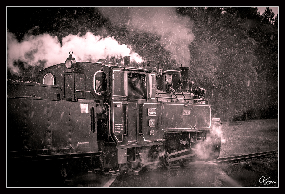 Bei Hagel und strömenden Regen, fährt die CFF Dampflok 764 411R Reghin mit dem Stainzer Flascherlzug von Stainz nach Preding. 
Neudorf 27.07.2019