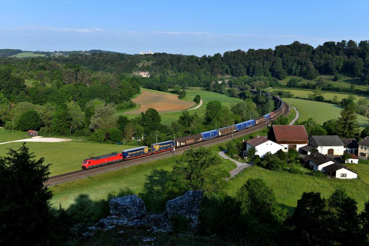 Bei Hagenacker ergibt sich dieser schöne Blick über das Altmühltal. Im Hintergrund erkennt man das Tunnelportal des Esslinger Tunnels und die Bauten des Solnhofer Portland-Zementwerks. Am Morgen des 05. Juni 2019 fuhr mir hier die 152 014 mit einem GA aus Heilbronn nach Ingolstadt Rbf vor die Linse. Mit diesem Zug werden Teile zwischen den Werken des Fahrzeugherstellers Audi transportiert. 