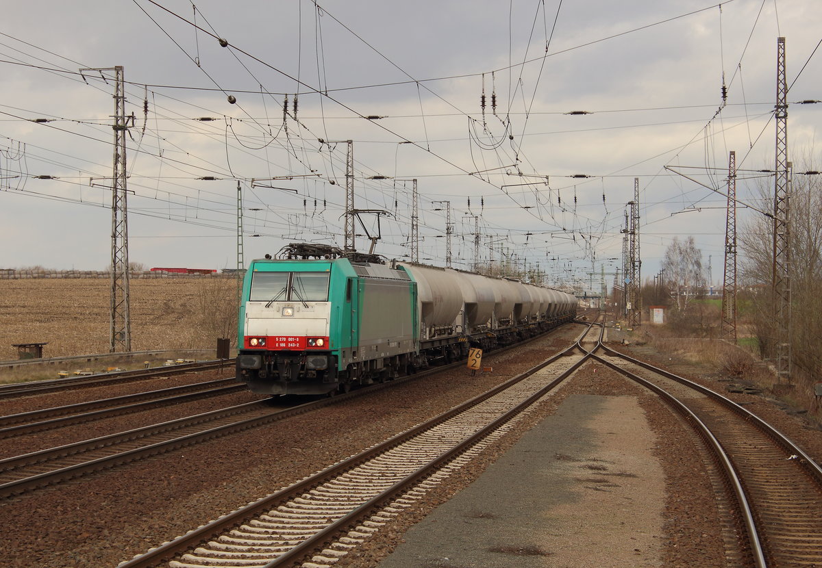 Bei Halt und warten auf Weiterfahrt kam die E186 243 mit einem Güterzug entgegen. Aufgenommen am 05.04.2018 im Güterbahnhof Priort.