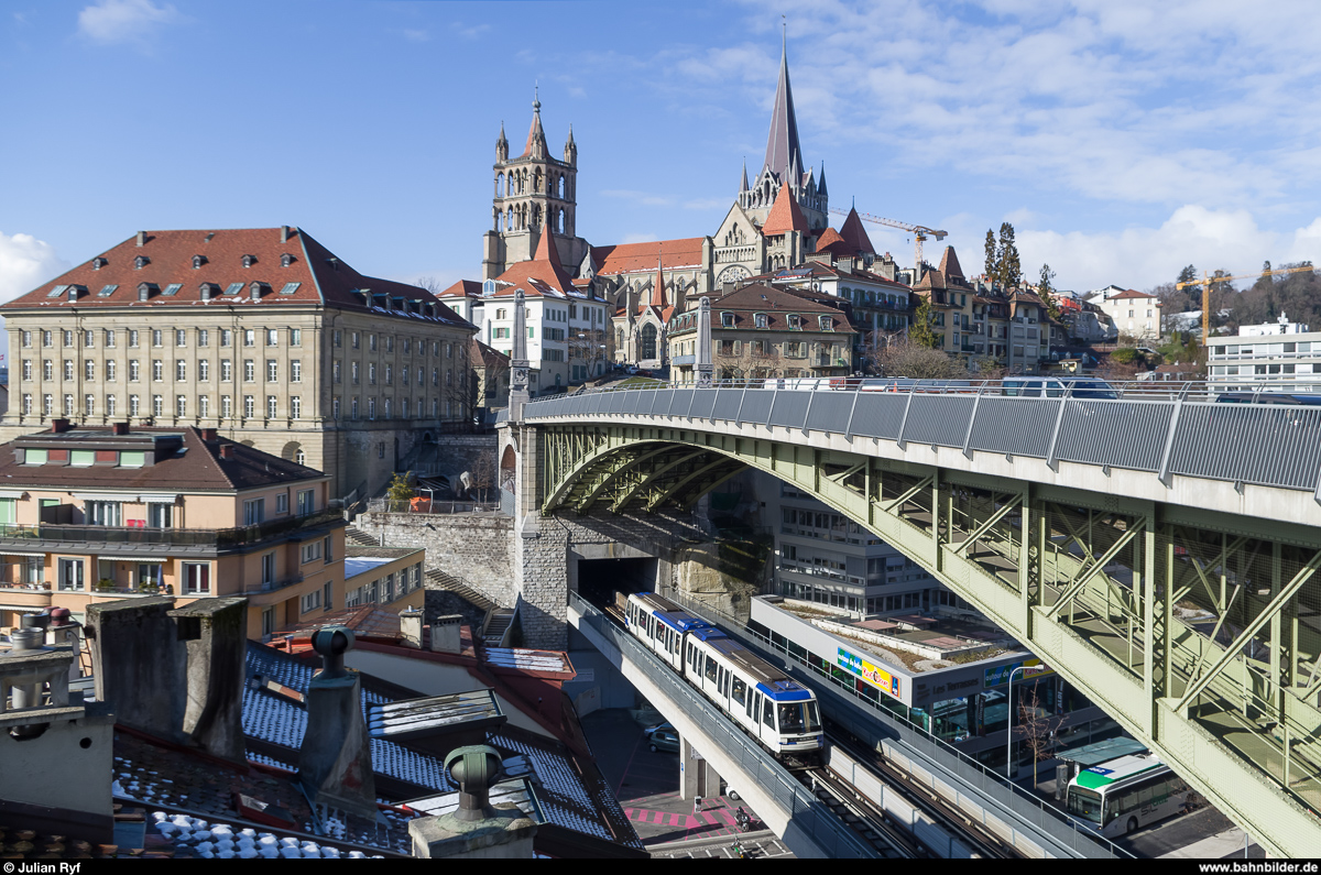 Bei der Haltestelle Bessières überspannt die Pont Charles Bessières ein Tal inmitten der Stadt Lausanne. Die 2008 eröffnete M2, die einzige echte Metro der Schweiz fährt eine Etage tiefer über die Pont Saint-Martin. Über dem ganzen thront die Cathédrale de Lausanne. 
Aufgenommen am 22. Februar 2015.
