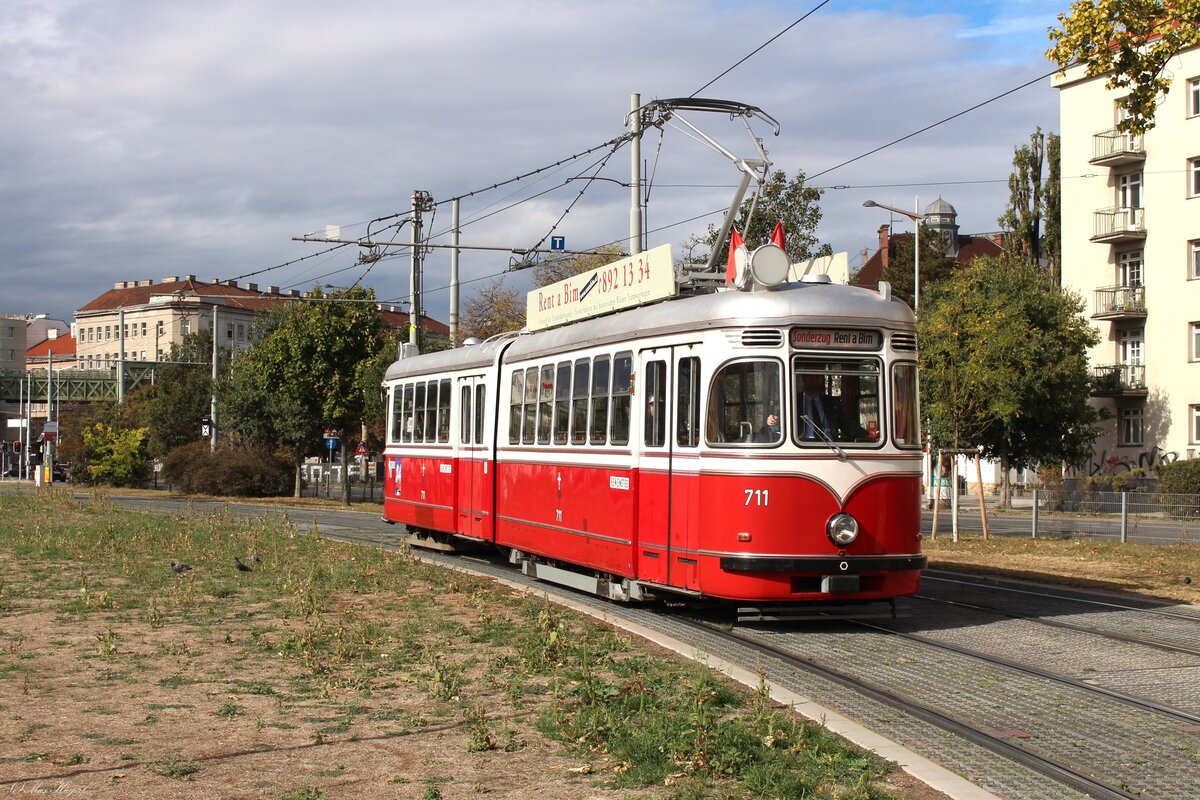 Bei der Haltestelle Margareteng�rtel k�mpfte sich am 10.10.2026 kurz die Sonne durch die Wolken und leuchtet perfekt auf den Wagen des Typs F mitvder Nummer 711.
Der 1963 von SGP in Simmering gebaute Gelenktriebwagen geh�rt seit 1996 dem Verband der Eisenbahnfreunden (VEF).