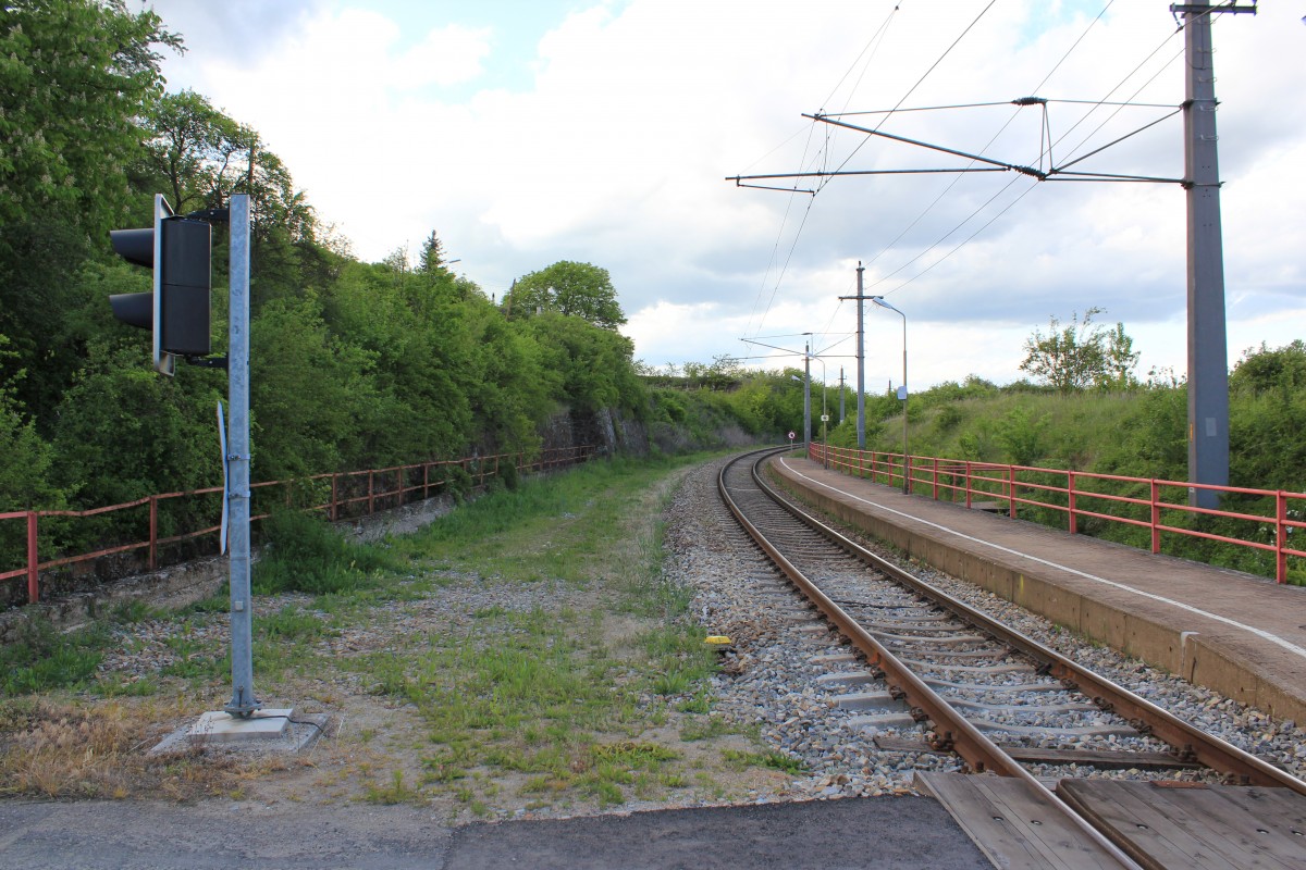 Bei der Haltestelle Straning sieht man sehr gut, dass die Franz Josefs Bahn einmal zweigleisig geführt wurde, Blickrichtung Sigmundsherberg, Mai 2014