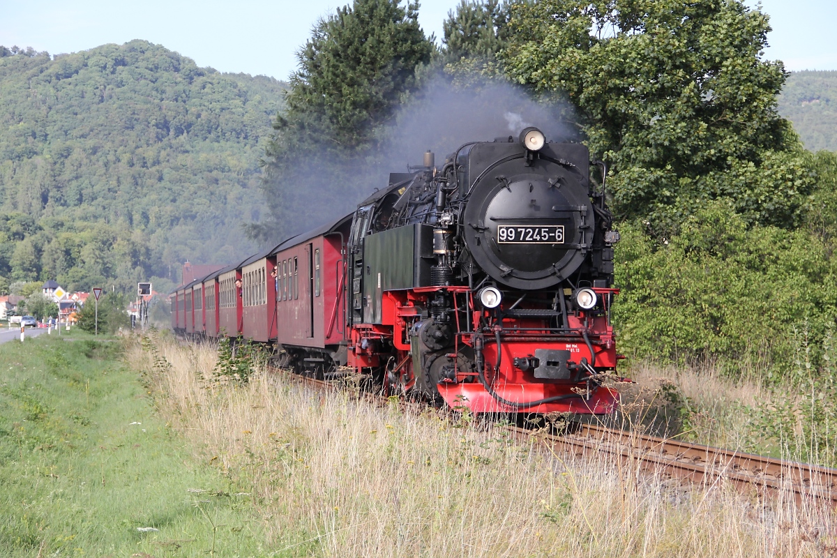 Bei einer Harz-Tour konnte bei Illfeld die HSB mit 99 7245-6 Richtung Nordhausen abgelichtet werden. Aufgenommen am 16.08.2013.