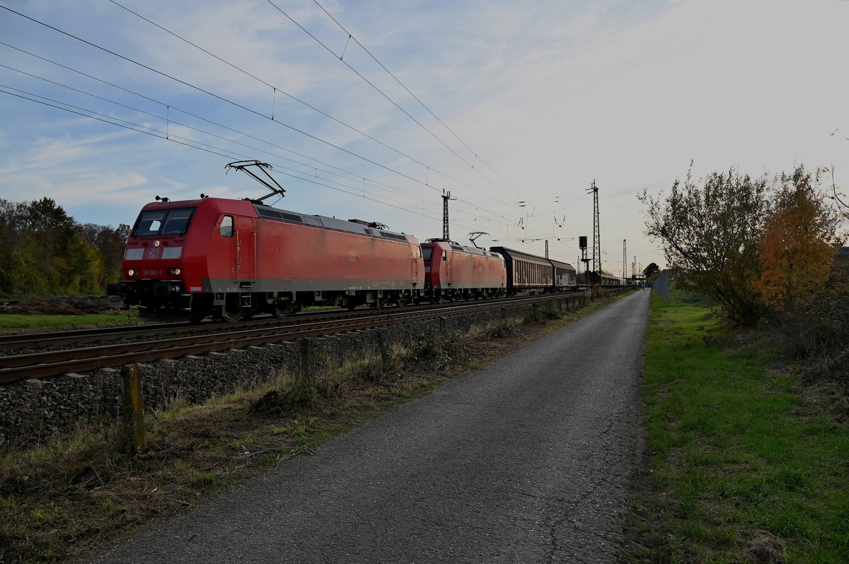 Bei Heddesheim/Hirschberg kommt die 185 047 mit einer mir unbekannten Schwesterlok und einem Mischer gen Weinheim Bergstraße gefahren am Samstag den 14.11.2020
Aufnahme ins Gegenlicht gemacht.