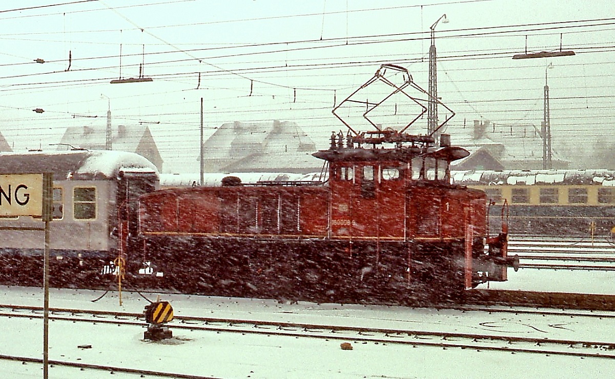 Bei heftigem Schneefall rangiert 160 008-9 am 01.01.1978 im Bahnhof Freilassing