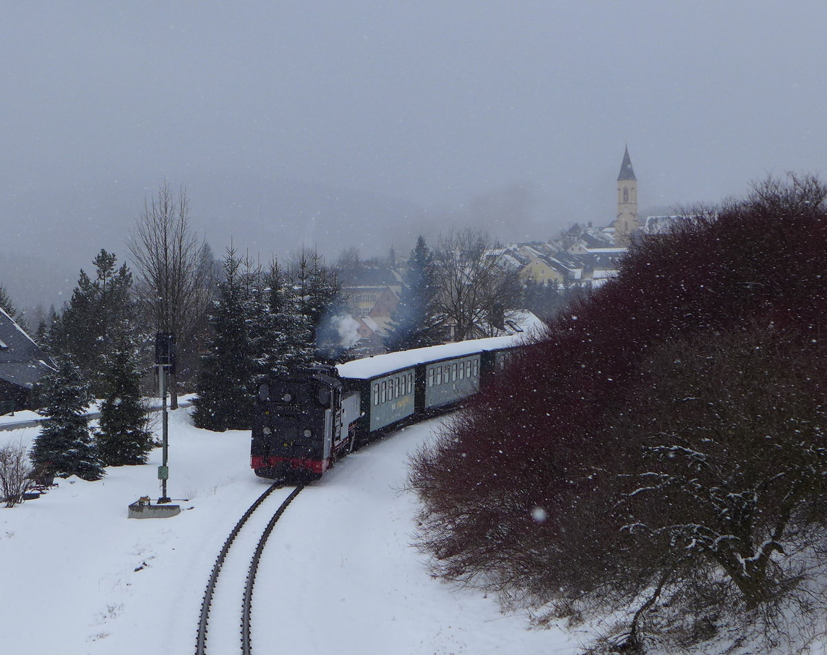 Bei heftigem Schneetreiben verlässt 99 1777-4 mit P1004 (Kurort Oberwiesenthal  Cranzahl) den Kurort zu Füßen des Fichtelberges, den man an diesem Tag natürlich nicht sehen konnte.

Oberwiesenthal, 22. März 2016