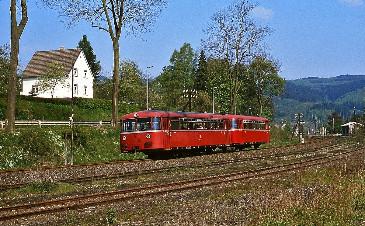 Bei Heggen ist am 03.09.1978 eine 795/995-Garnitur von Finnentrop nach Olpe unterwegs