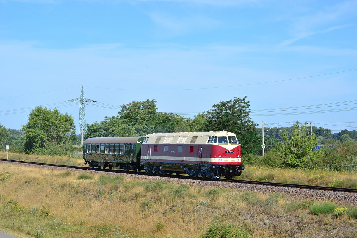 Bei heißen 35°C brummt 118 757 mit dem Dienstwagen 55 80 89-06 001-3 auf Testfahrt von Stendal nach Rathenow durch Schönhausen. 118 757 wurde bei Alstom Stendal frisch aufgearbeitet und neu lackiert und wird bei der Press als Museumslok im Einsatz sein.
Der Dienstwagen 55 80 89-06 001-3 wurde ebenfalls frisch lackiert.

Schönhausen 24.07.2019 