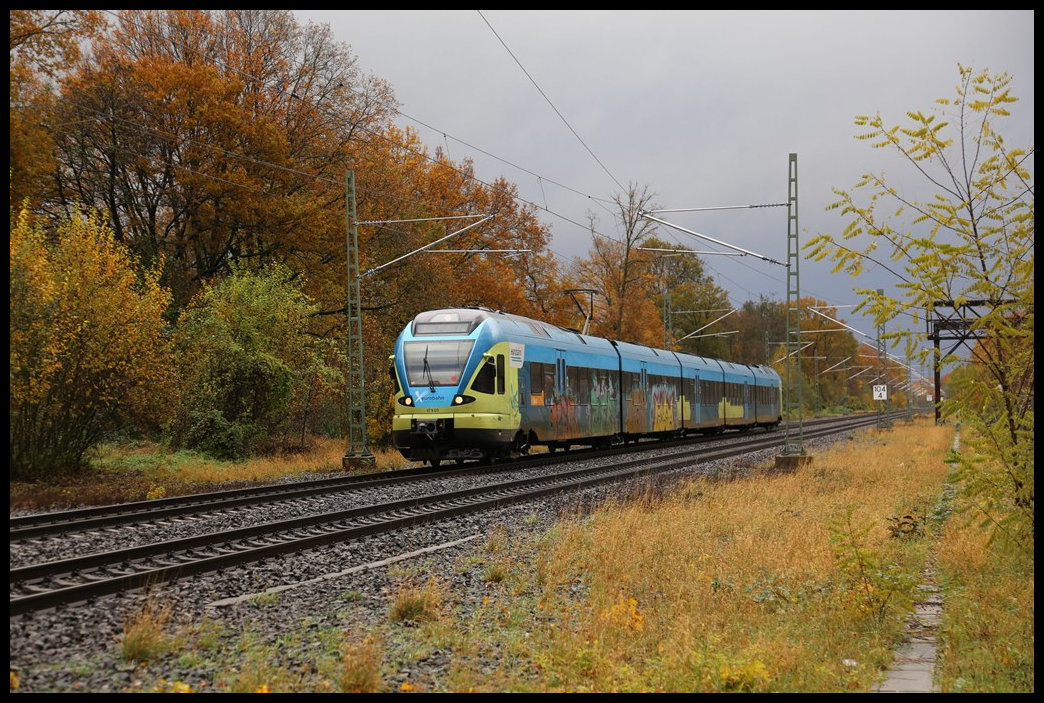 Bei den Herbstfarben fallen die Sprayer Aktivitäten kaum auf. Arg zugesprayt fährt hier am 15.11.2023 um 14.33 Uhr der Eurobahn ET 9.03 auf der Fahrt nach Münster in Natrup-Hagen ein.