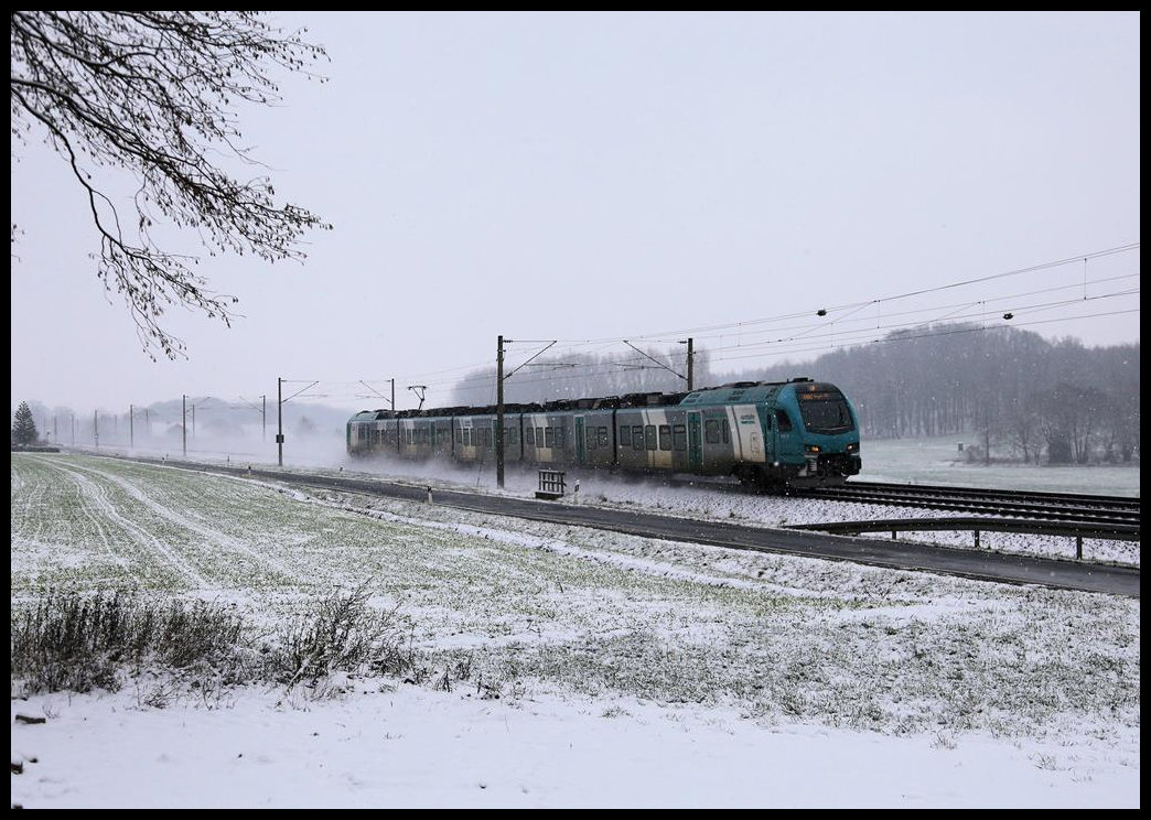 Bei herein brechender Dunkelheit ist hier zwischen Velpe und Laggenbeck die Eurobahn nach Hengelo am 17.1.2021 um 10.02 Uhr unterwegs.