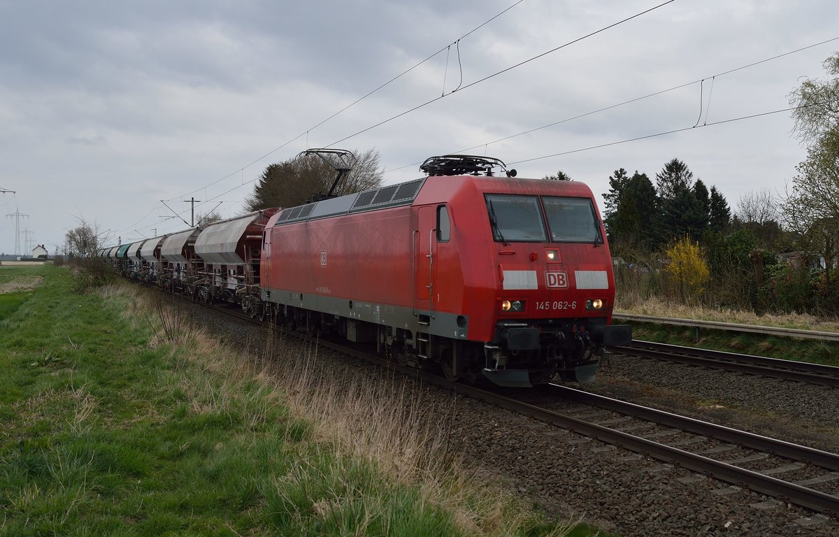 Bei Herrath ist die 145 062-6 mit einem Kalkwagenzug am Haken gen Aachen unterwegs. 11.4.2015