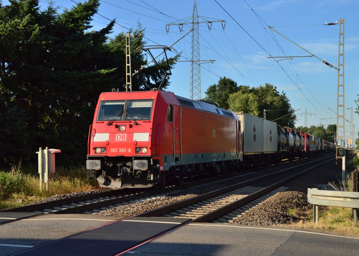 Bei Herrather Linde kommt die 185 392-8 mit einem Güterzug gen Aachen gefahren. 10.7.2015