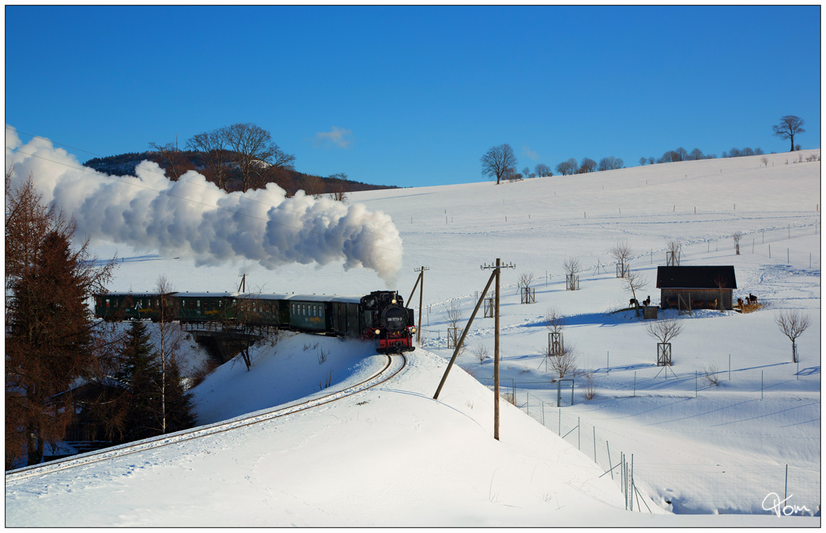 Bei herrlichem Winterwetter, fuhr die VIIK 99 1773 der Fichtelbergbahn, von Cranzahl nach Kurort Oberwiesenthal, aufgenommen nahe Cranzahl. 31.01.2019