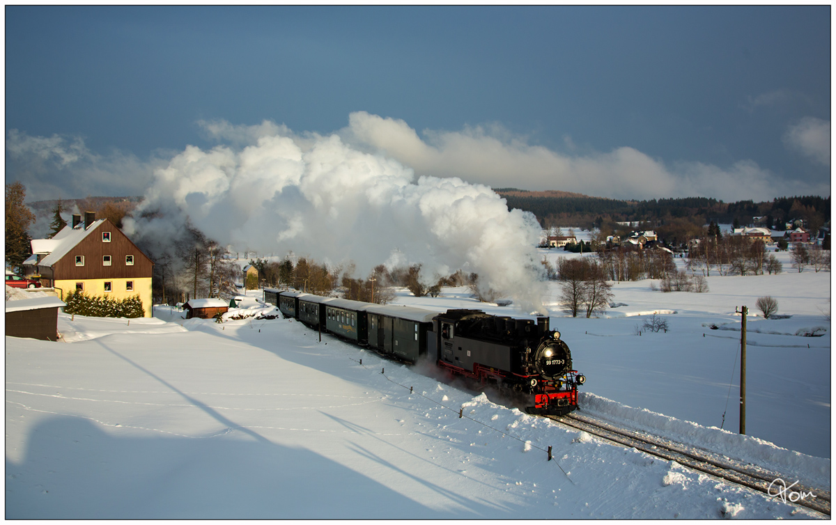 Bei herrlichem Winterwetter, fuhr die VIIK 99 1773 der Fichtelbergbahn, von Cranzahl nach Kurort Oberwiesenthal, hier bei der Einfahrt in Unterwiesenthal. 
31.01.2019