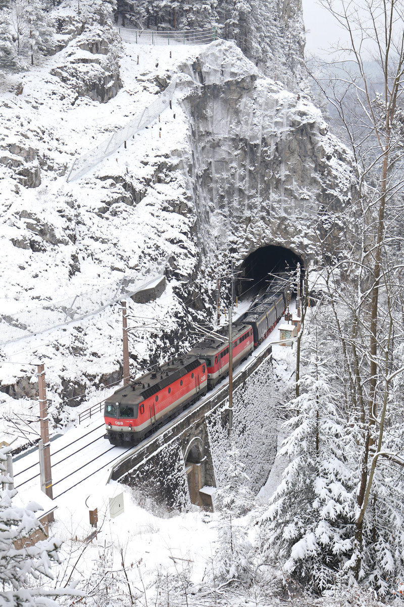 Bei herrlicher Winterstimmung verlassen 1144.098+1142.587 mit den stark verspäteten GAG-47041 den Weinzettelwand-Tunnel am 18.3.18