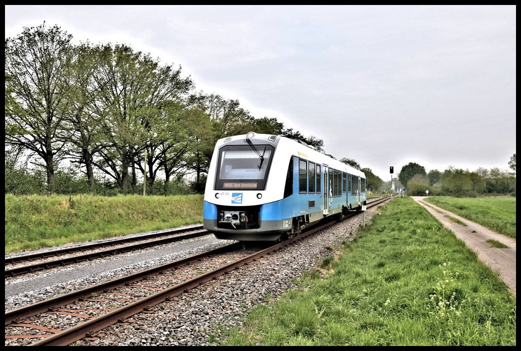 Bei Hestrup ist hier der VT 113 der Bentheimer Eisenbahn am 8.5.2023 um 11.41 Uhr nach Bad Bentheim unterwegs.