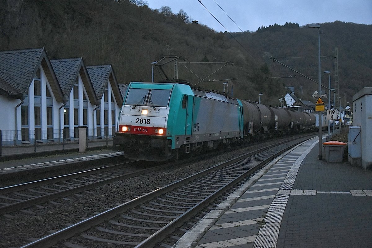 Bei Hirzenach kommt die Cobra 2818 alias 186 210 rheinaufwärts fahrend mit einem Mischer. 23.12.2017
