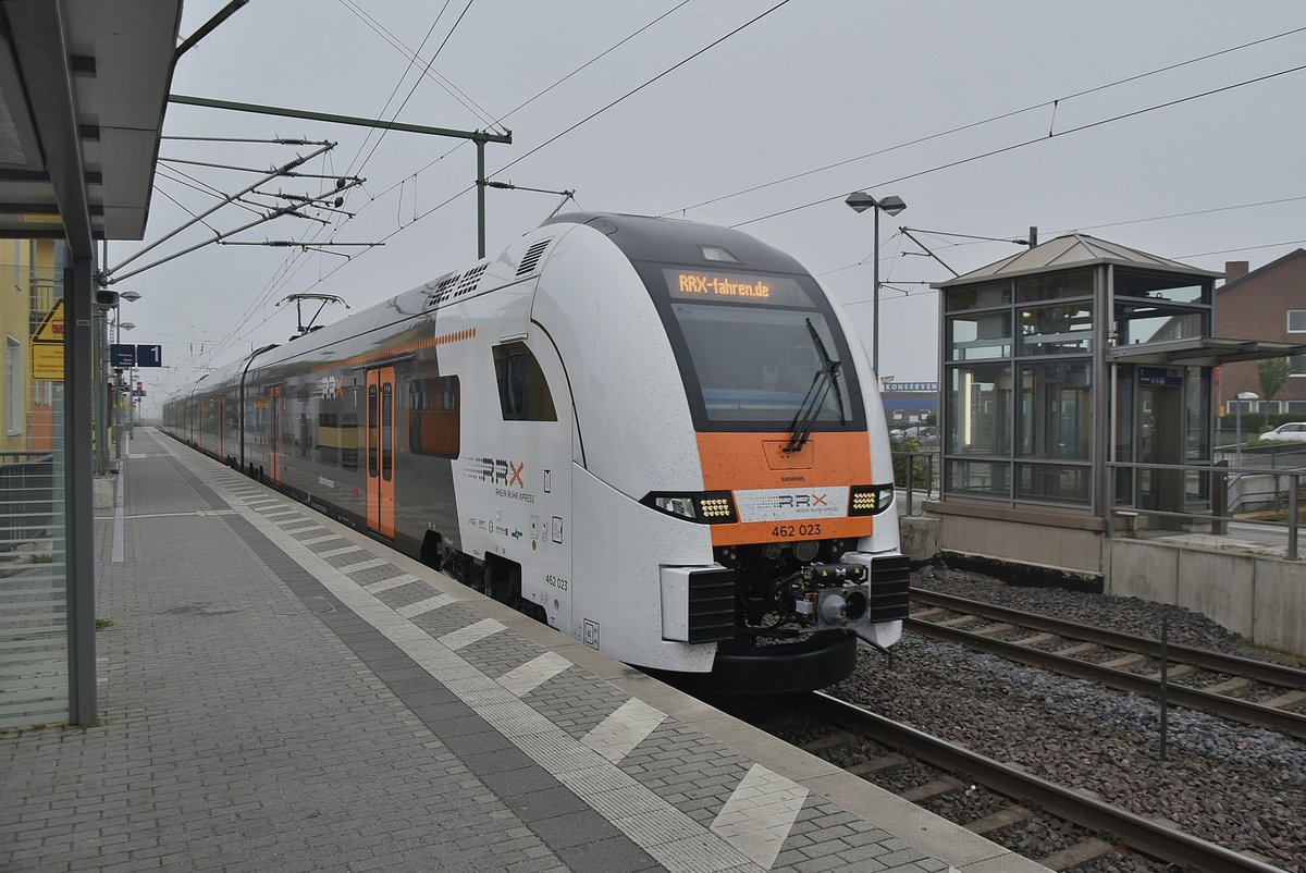 Bei hochnebeligem Wetter am Morgen des 1. Mai 2019 kommt der RRX 462 023 auf Schulungsfahrt durch den Bahnhof Sechtem gen Roisdorf nach Koblenz gefahren.