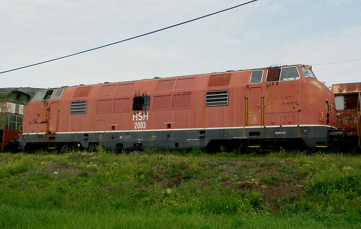 Bei der HSH 2003, die am 16.05.2009 im Bahnhof Prenjas in der Nähe der albanisch-mazedonischen Grenze abgestellt ist, handelt es sich um die ex-DB 221 125