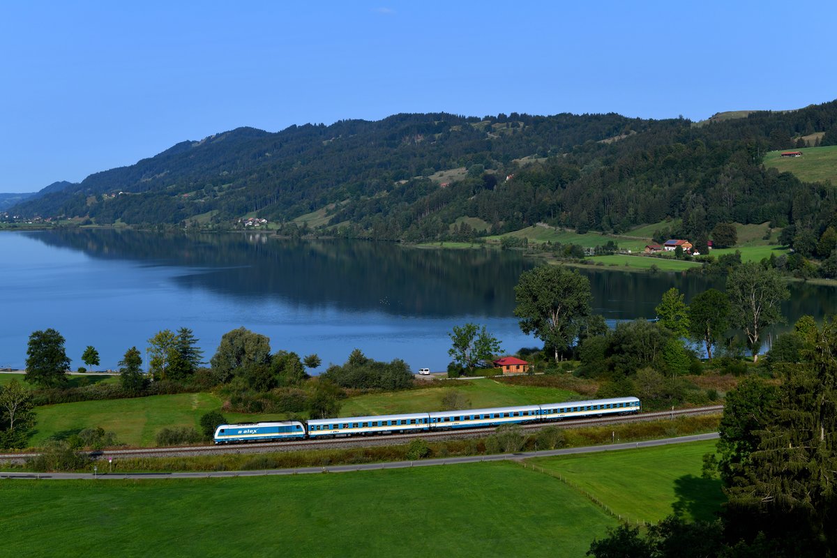 Bei Hub ergibt sich dieser schöne Blick auf den Alpsee. Am 28. August konnte ich hier die 223 071 mit ihrem ALX 84135 auf der Fahrt von Lindau HBF nach München HBF dokumentieren. 