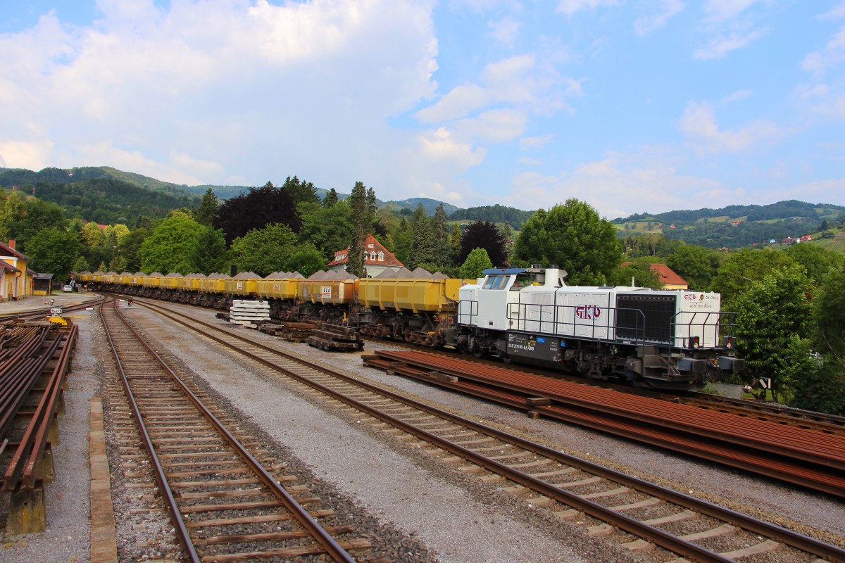 Bei einer Ihrer ersten Einstze in der neuen Lack-Variante Zog DH1700.2 einen beladenen Abraumzug gen Deutschlandsberg . Juni 2014