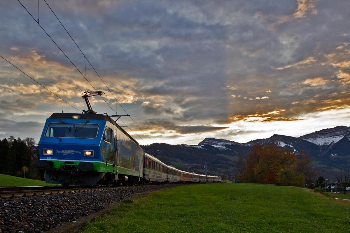 Bei einer intensiven Föhnlage,kurz vor Sonnenaufgang,braust die Zuglokomotive Re 456 096 zusammen mit der Schublokomotive Re 456 091 mit dem Voralpenexpress in Kaltbrunn vorüber.Bild vom 18.11.2016