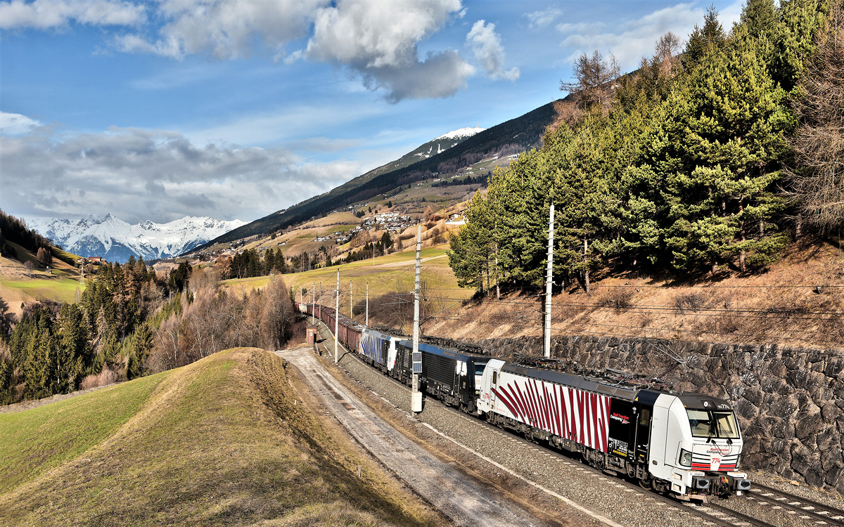 Bei einer intensiven Inversionswetterlage kämpft sich in Matrei am Brenner eine Dreifachtraktion bestehend aus den Lokomotiven 193 774 / 189 924-4 und der 189 907 mit dem zweiten Teil eines geteilten Schrottzuges den Berg hoch.Bild 11.1.2018