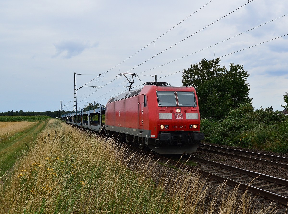 Bei Kaarst Broicher Seite ist hier die 185 192-2 mit einem leeren Autotransportwagenzug in Richtung Neuss unterwegs. 26.7.2015