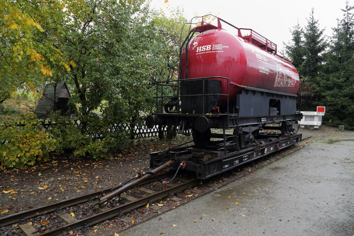 Bei kaltem Schmuddelwetter am Nachmittag des 21.10.2016 im Bahnhof Drei Annen Hohne erwischt: Ein Rollwagen  mit aufgebocktem Normalspurkesselwagen. Diese werden für den Wassertransport bei Brandereignissen verwendet, schmücken aber auch gelegentlich den ein oder anderen Sonderzug.