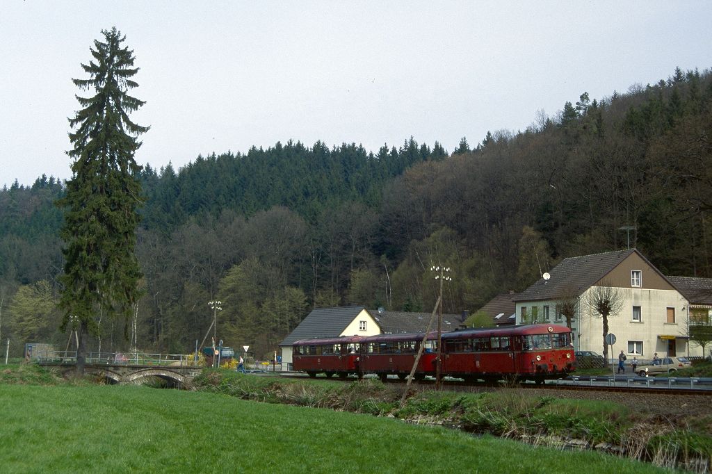 Bei Kierspe-Bollwerk brummten 796 702, 996 701 und996 658 am 30.04.1995 Richtung Meinerzhagen.