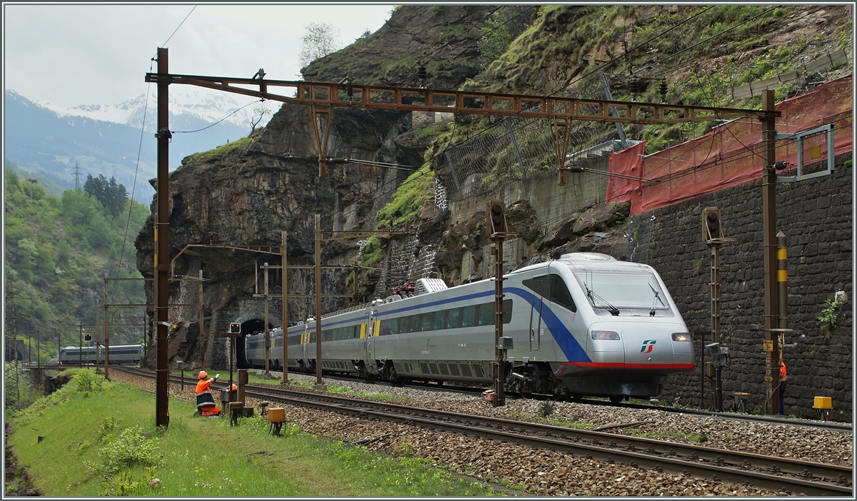 Bei Kilometer 104 wird das bergseitige Gleis durch den kurzen Boscerina Tunnel geleitet, welcher ein Teil des FS ETR 470 auf der Fahrt nach Zürich schon durchfahren hat.
6. Mai 2014