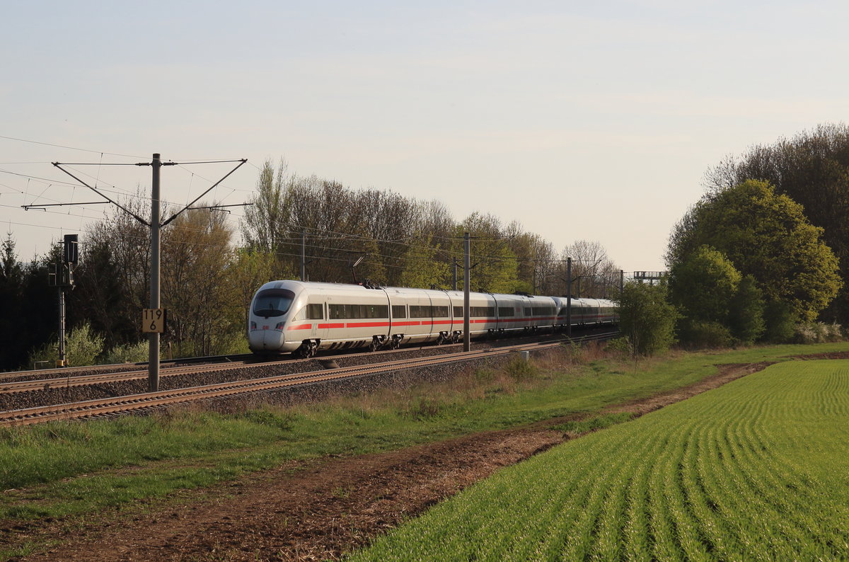 Bei Kilometer 119,6 der Thüringer Bahn konnte ich zwei ICE-T-EInheiten auf dem Wag nach Frankfurt(Main)/Wiesbaden festhalten.

Ingersleben, 19. April 2018