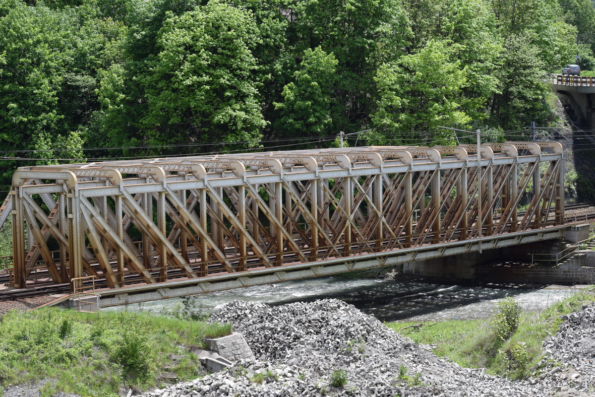 Bei Kilometer 120 der strecke zwischen Bukarest und Brasov gibt es 2 Eisenbahnbrcken ber dem Fluss  Prahova , die etwa 50 Meter voneinander entfernt sind. Dies ist Brcke Nummer 2. Foto vom 14.05.2016.
