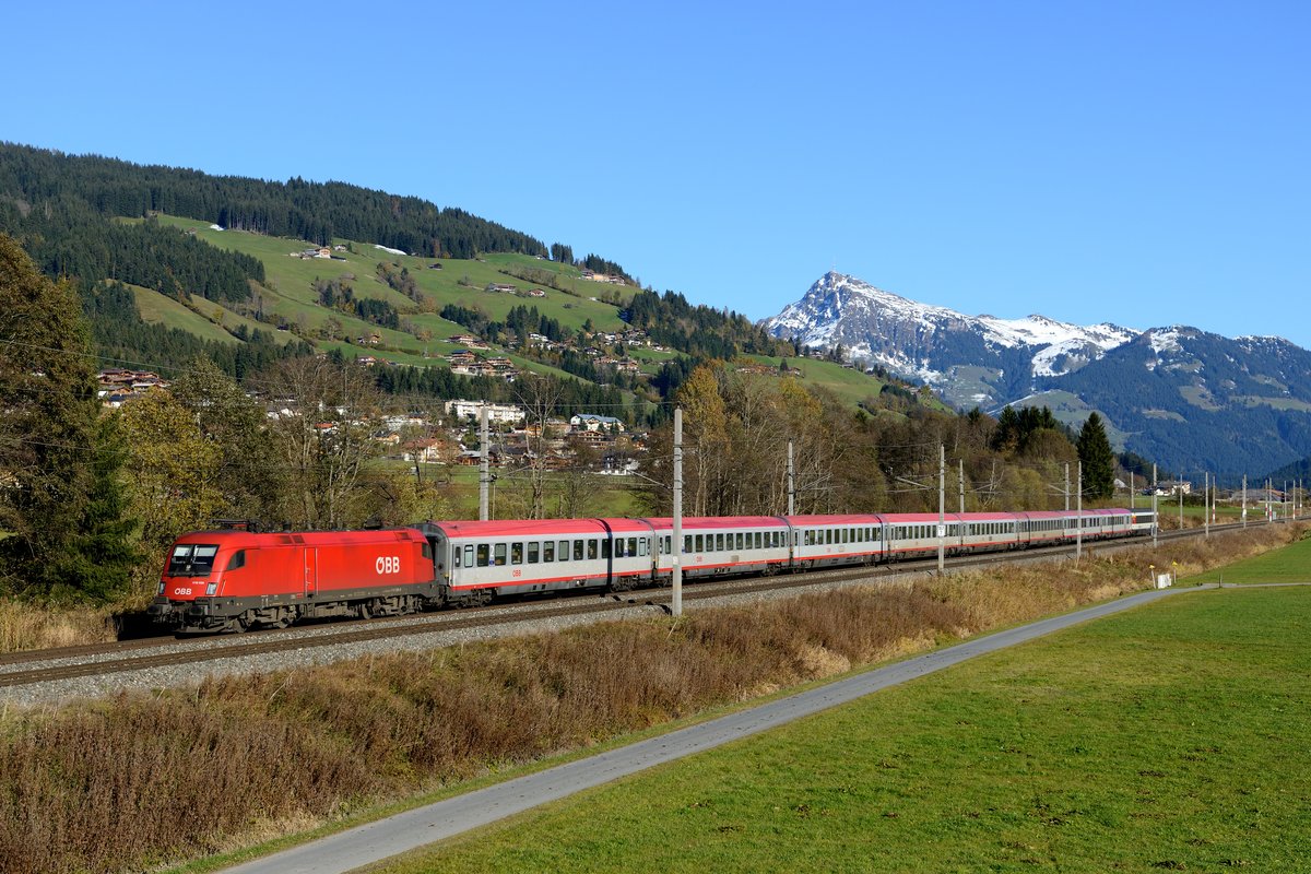 Bei Kirchberg in Tirol wurde auf den Transalpin gewartet. Der EC 163 nach Zürich HB wurde am 02. November 2014 zwischen Selzthal und Buchs SG von der 1116.039 bespannt. Bei herrlichen Wetterbedingungen durcheilte der Schnellzug das Brixental.