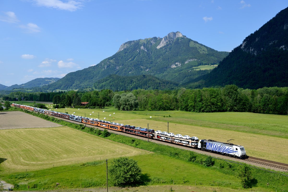 Bei Kirnstein im Inntal konnte am 25. Mai 2014 das  Lokomotion-Zebra  185 661 mit dem GAG 48867 fotografiert werden. Auch dieser Tag war von ziemlichem  Wolken-Lotteriespiel  geprägt. Doch als  Paul  mit einer Ladung fabrikneuer Audis durchs Tal rauschte, passte die Ausleuchtung.
