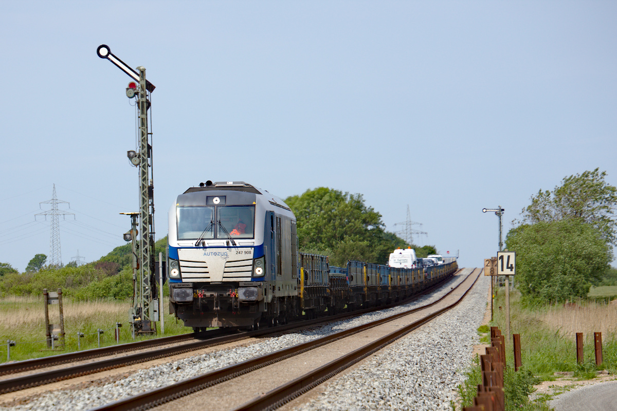 Bei Klaxbühl ist diese Aufnahme eines Autozugs, bespannt mit der 247 908 auf der Fahrt von Sylt nach Niebüll entstanden. (06.06.2019)