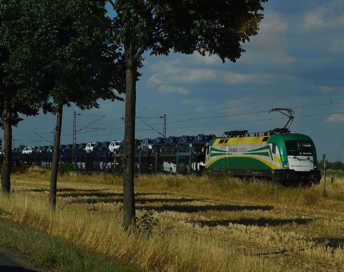 Bei Klein-Rohrheim im hessischen Ried kommt die 182 570-2 mit einem Autozug gen Worms gefahren. 21.7.2015