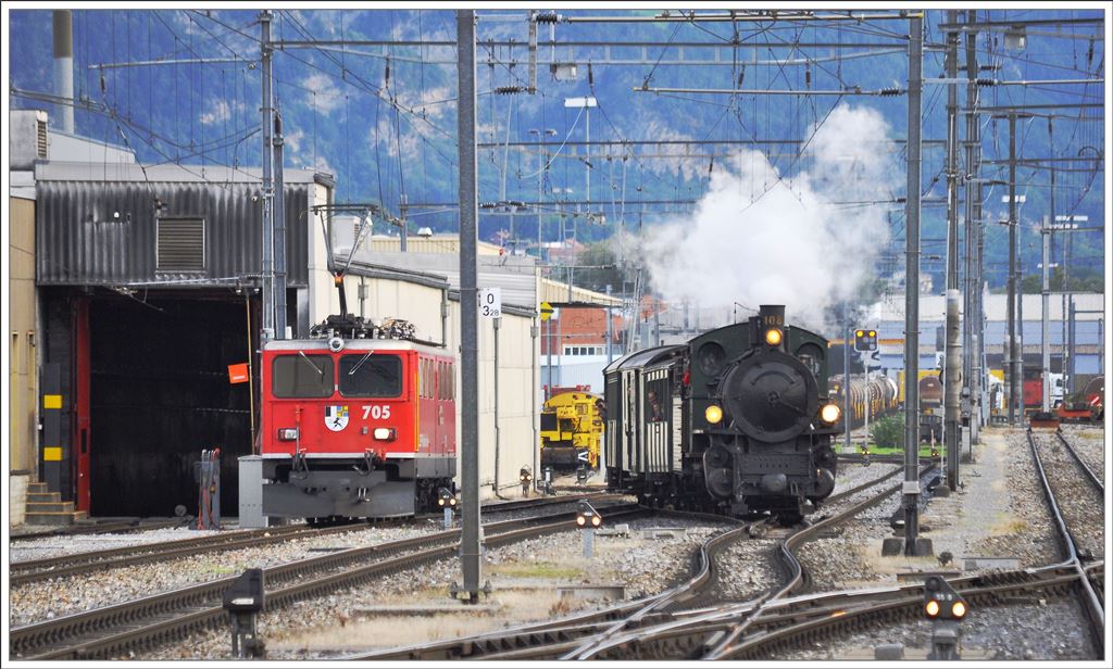 Bei der kleinen Roten stand gestern die Davoser Rundfahrt auf dem Program. Zurck aus Heiden konnte ich noch die Rckkehr in Landquart mitverfolgen. Lok G 4/5 108  Engiadina  fhrt in Landquart ein und passiert dabei die Ge 6/6 II 705  Pontresina/Puntraschigna  (14.09.2013) 