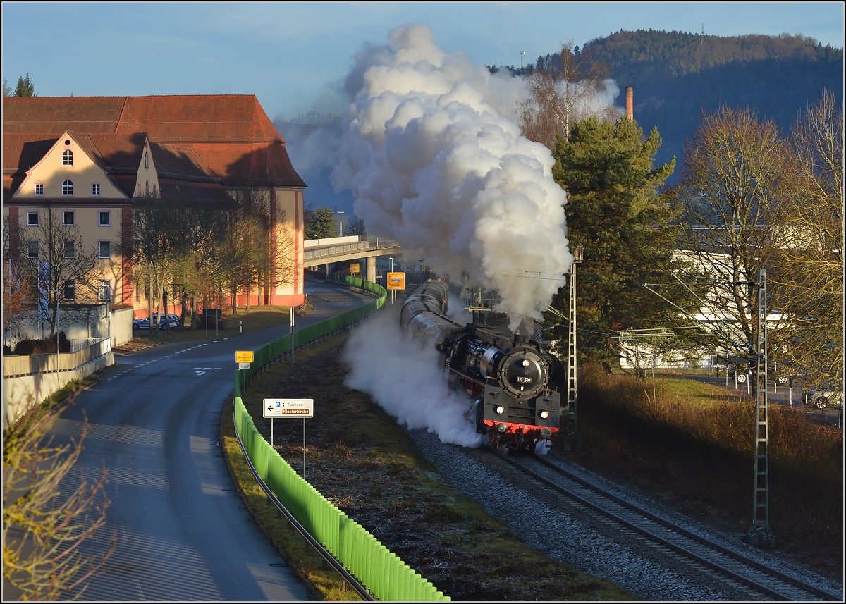 Bei der Klosterkirche in Oberndorf beschleunigt 01 519 ihren Zug mit den Weihnachtsmarktbesuchern neckaraufwärts. Dezember 2015.