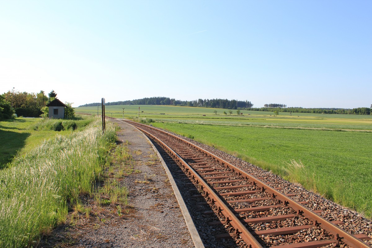 Bei km 24,7 an der Lokalbahn Retz Drosendorf liegt die aufgelassene Haltestelle Hessendorf,links in der Bildmitte sieht man das Wartehäuschen, Blickrichtung Drosendorf am späten Nachmittag Ende Mai 2011