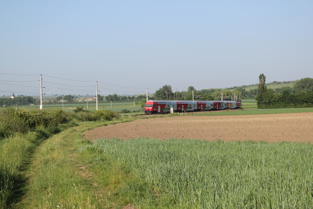 Bei Km 75,5 an der Nordwestbahn war im Mai 2011 ein Regionalzug zu beobachten auf der Fahrt Richtung Retz, hier kurz nach dem Bahnhof Zellerndorf aufgenommen.