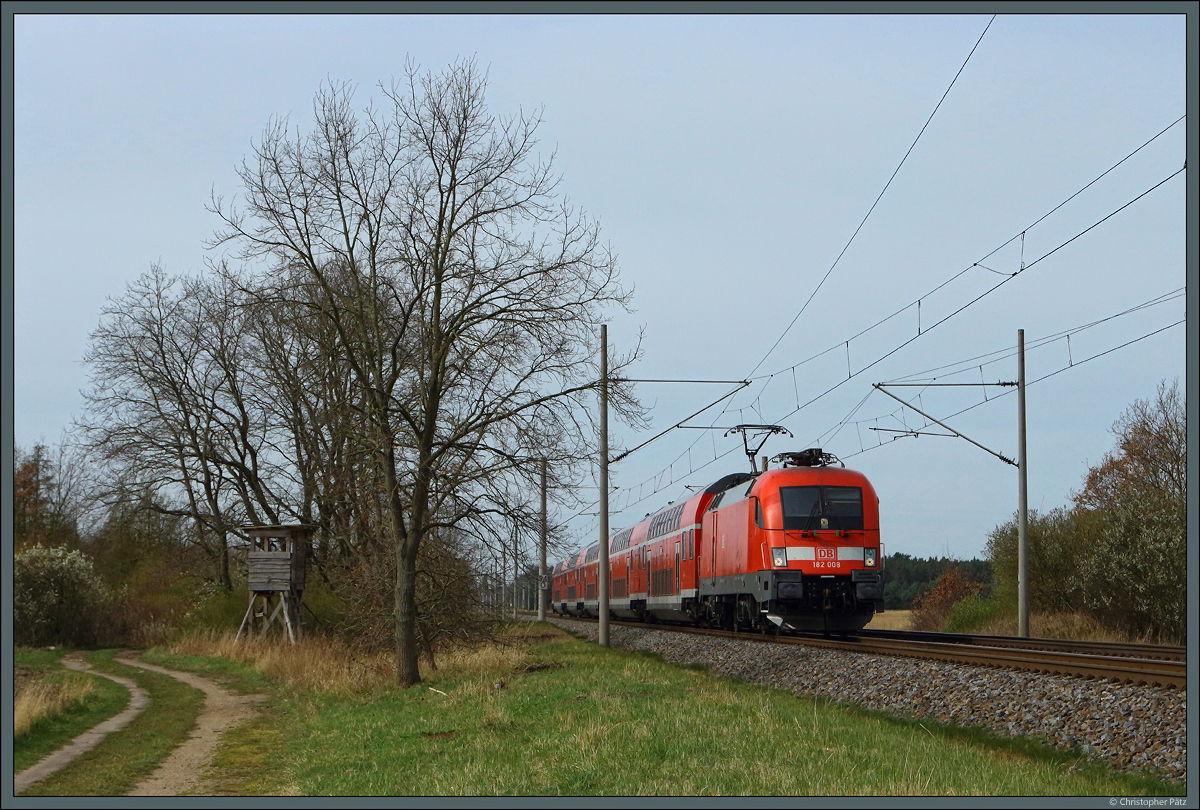 Bei km 94,0 der Strecke Berlin - Magdeburg zieht 182 008 der DB Regio ihren RE 1 nach Eisenhüttenstadt an einem Jägerstand vorbei. In Kürze erreicht der Zug den Bahnhof Genthin. (12.04.2022)