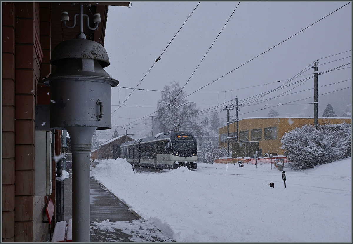 Bei kräftigem Schneefall Schutz beim Bahnhof der Blonay Chamby Bahn in Blonay gefunden, fotografierte ich den Richtung Les Pléiades ausfahrenden CEV MVR ABeh 2/6 7505. Bei den zahlreichen  Sensorflecken  dürfte es sich grösstenteils um Schneeflocken handeln, die aller grössten habe ich mit einem Bildbearbeitungsprogram entfernt. 

25. Jan. 2021