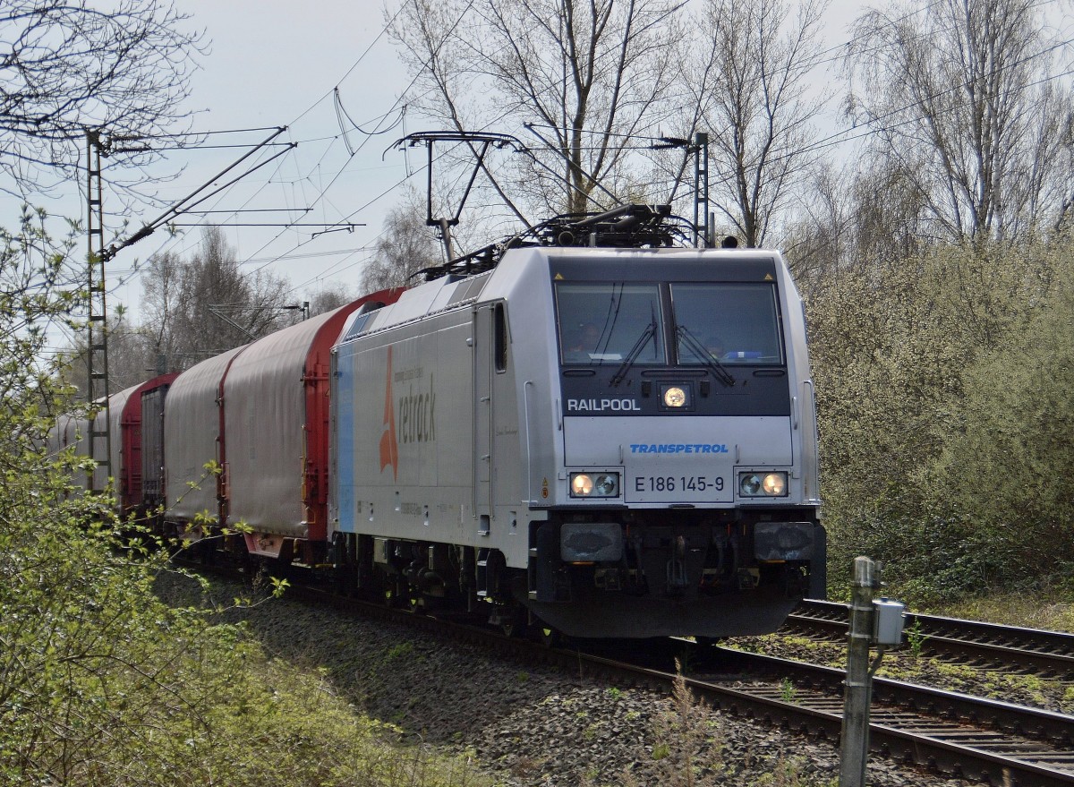 Bei Krefeld Fischeln kommt am Sonntag den 12.4.2015 die Railpool E 186 145-9 von Transpetrol mit dem Northeimer am Fotografen vorbei. 