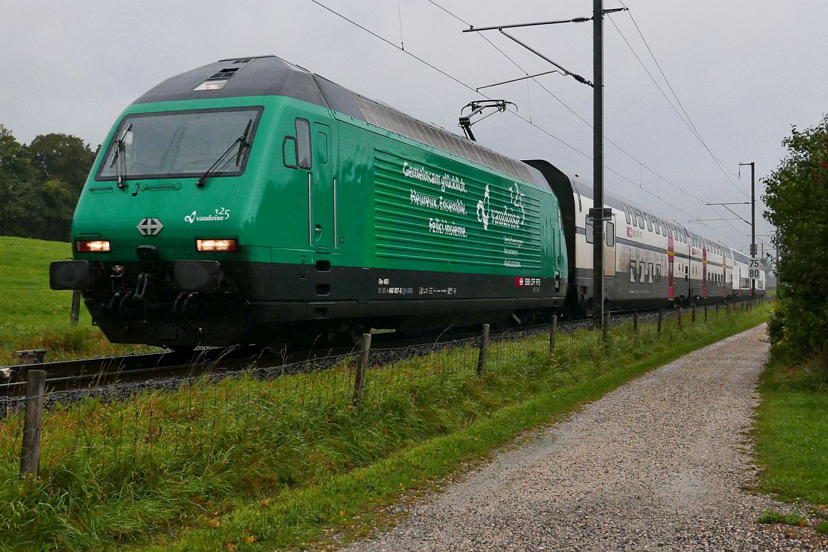 Bei Kreuzlingen zieht am 03.10.2020 Re 460 007-8 die Wagen des IR75 2114, Konstanz - Luzern, den Seerücken hinauf.