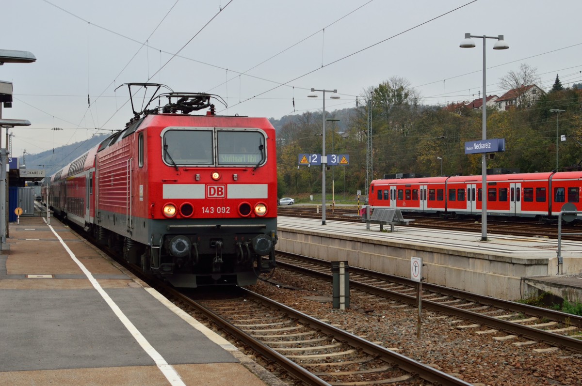 Bei leichtem Nieselregen verl�sst die 143 092 mit einer RB nach Stuttgart den Bahnhof Neckarelz am 1.11.2013.