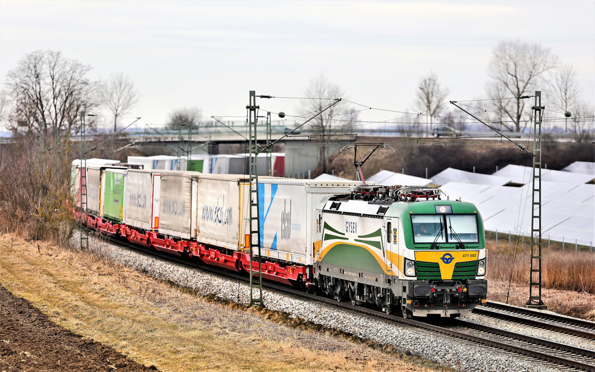 Bei leichtem Regen fährt die Gysev Vectron 471 502 in Langenisarhofen mit einem KLV Zug vorbei.Bild 10.3.2018