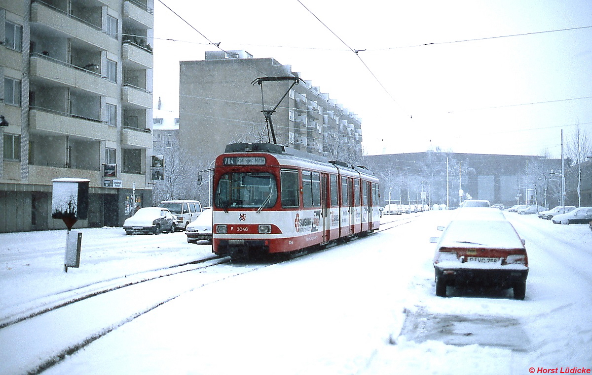 Bei leichtem Schneefall pausiert Tw 3046 der Rheinbahn an einem Wintertag Mitte der 1980er Jahre in der Endhaltestelle Straßburger Straße. Die Zielbezeichnung  Ratingen Mitte  ist übrigens falsch, damals fuhr die Linie 704 nach Stoffeln.