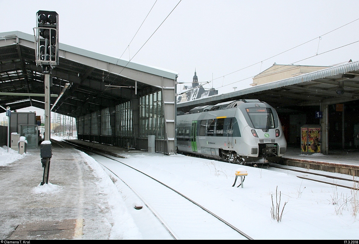 Bei leichtem Schneefall steht 1442 100 (Bombardier Talent 2) der S-Bahn Mitteldeutschland (DB Regio Südost) als S 37355 (S3) nach Leipzig-Connewitz in ihrem Startbahnhof Halle(Saale)Hbf auf Gleis 1a. [17.3.2018 | 16:43 Uhr]